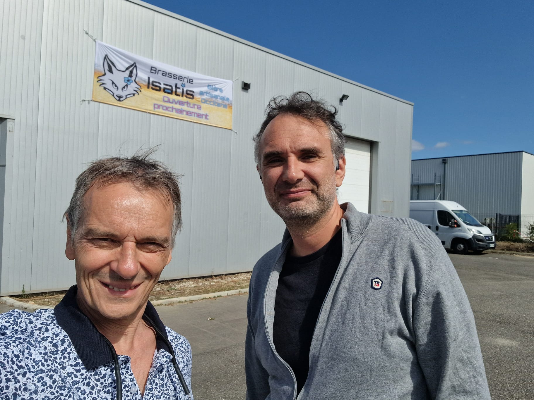 Les renards devant les locaux